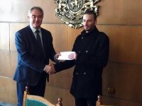 Кметът връчи паричната премия на 27-годишния Цанислав, извадил кръста на Богоявление от Вита