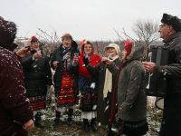 По традиция, и в Садовец отбелязаха празника на лозята и виното – снимки