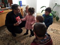 Кметът на Кнежа Илийчо Лачовски зарадва с мартенички децата от общината