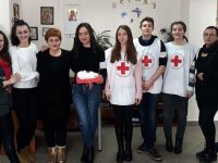 Млади червенокръстци подариха мартенички на децата от БАЛИЗ – Плевен