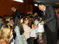 Децата от ДГ „Щурче” – Плевен поканиха пролетта с музикален поздрав в Областна администрация