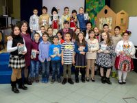 Малките ученици от СУ „Стоян Заимов“ честитят на плевенчани Първа пролет