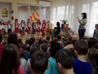 Ученици от СУ „Стоян Заимов” представиха обичаите за Лазаровден в ДГ „Зорница”
