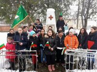 Млади възрожденци от Асеновци поднесоха венец и цветя на паметника на Пирогов