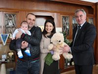 Кметът Спартански посрещна семейството на първото родено бебе за 2018-а