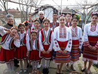 Лазарки пяха и благославяха из село Асеновци