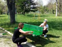 Общинска администрация – Долни Дъбник се включи в пролетно почистване и освежаване в Централния градски парк