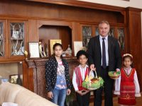 Деца подариха пъстри яйца и козунак на кмета Спартански