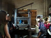 Плевенчанинът Диян Павлов – Джими демонстрира Гутенберговата преса в Националната библиотека