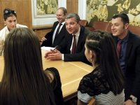 Депутатите Стефан Бурджев, Драгомир Стойнев и Николай Цонков посрещнаха в Парламента студенти от УНСС