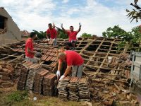 Доброволци от TheZone Fiber помагат на хората в Гривица след бурята