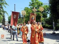 В Кнежа отслужиха Света архиерейска литургия с мощите на светите Козма и Дамян