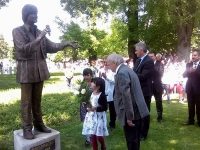 Всеки понеделник ще поставят свежи цветя пред паметника на Емил Димитров в Плевен