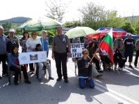 Продължава блокадата на път в община Гулянци