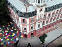 Вижте новата атракция на Плевен – цветните чадъри пред Театъра, от птичи поглед! (видео)