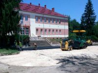 Обновиха площада пред читалището в село Стежерово