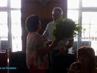 Кметът Спартански изненада с красив букет за рождения ден управителя на „Тибор“ Лидия Железарова