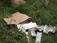 Трафикант на нелегални цигари изхвърли над 1000 кутии от колата си край село Крушовица