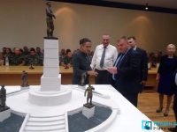 Министър Каракачанов представя в Парламента макета за паметник на 9-а пехотна Плевенска дивизия