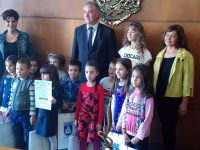 Кметът награди талантливи плевенски деца, отличени в конкурса „Пусть всегда будет солнце”