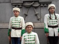 Млади възрожденци от община Левски с почетен караул пред паметника на Апостола в София