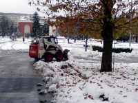 След забележка от кмета Спартански започна почистването на площад „Възраждане“ от снега