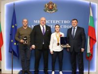 Министър Кралев връчи почетен плакет на бронзовата медалистка от Световното първенство по карате Ивет Горанова