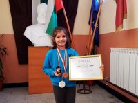 Грамота „Отличниците на България“ за ученичка от НУ „Христо Ботев“ – Плевен