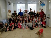 Малки коледари гостуваха във Ветеринарна клиника „ИДА – ВЕТ“ – Плевен