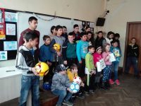 Футболист на „Лудогорец“ дава автографи в Ясен