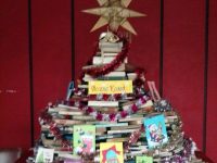 Коледна елха от книги украсиха в читалището на село Ясен
