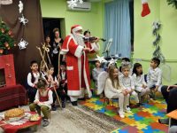 Дядо Коледа свири на цигулка за малчуганите в ДГ „Ралица” – Плевен