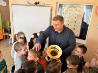 Ръководителят на гвардейския оркестър към СУ „Иван Вазов“ гостува на малчуганите в ДГ „Надежда“ – Плевен
