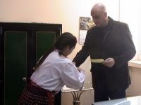 Момичета от интерната в Подем закичиха с мартеници служители на МВР – Плевен