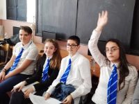 Ученици от Левски и Обнова обменят знания по метода „връстници обучават връстници”