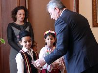 Деца поздравиха кмета на Плевен с празника Баба Марта