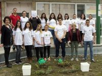 Млади природолюбители в акция „Зелено и цветно – 55 цветя за ПГРТО“