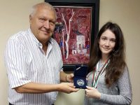 Шампионката по шахмат Ева Русева получи плакет на Народното събрание