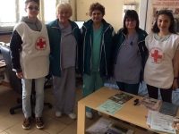 Доброволци от БМЧК-Плевен поздравиха лекарите в Спешното отделение на УМБАЛ „Д-р Георги Странски“