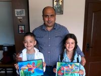 Деца от Плевен подариха свои рисунки на депутата Владислав Николов
