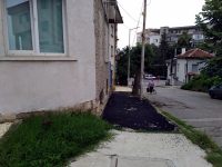 Продължават ремонтите на тротоари в Плевен и изкърпването на улици