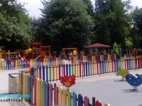 Спипаха трима непълнолетни, трошили детска площадка в Градската градина