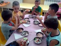 Малчуганите от ДГ „Калина“ – Плевен се учат как да се хранят здравословно