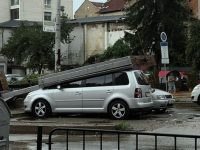 Билбордът, който падна в бурята и затисна автомобили в Плевен, не е общински