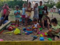 Родители и деца облагородиха площадката пред блока си в „Дружба“