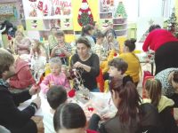 Деца, родители и учители от група „Мики Маус“ на ДГ „Слънце“ – град Левски майсториха сурвачки