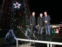 Руският посланик запали светлинките на втората коледна елха на Плевен тази вечер – снимки