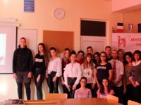 Ученици на ДФСГ „Интелект“ разказаха как се празнува Коледа в Европа
