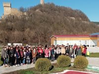 Урок по родолюбие проведоха ученици от Левски в парк „Търновград – духът на хилядолетна България“