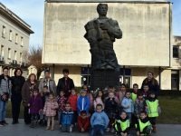 Деца от ДГ „Пролет“ – Плевен поднесоха цветя пред паметника на Левски